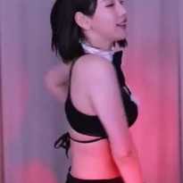 바니걸 유치 검정 브라 흔들리는 가슴 바운스