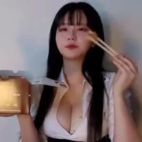 의외로 알찬 가슴골 쵸단