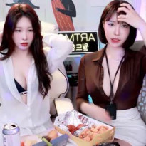 시스루 셔츠를 풀어헤친 한갱과 겨우디 우월한 가슴골
