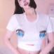 겨우디 흰 티셔츠 위에 입체로 보이는 눈이 덜렁 덜렁