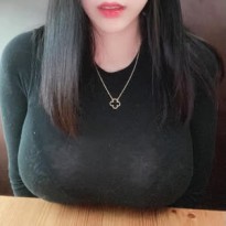 가슴 책상에 올려둔 강인경