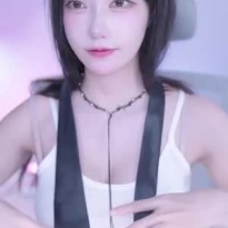 넥타이랑 사투중인 마젠타 비치는 흰 브라