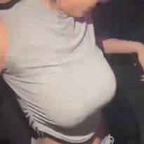 클럽에 간 노브라 여성