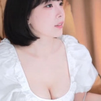 강인경 흰 블라우스 가슴골