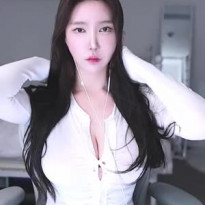 겨우디 가슴 단추가 힘들어보이네