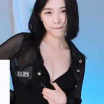 단잉 티셔츠 내려서 보여주는 가슴골 역대급 노출