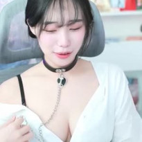 목줄 맨 굥이 흘러내린 흰 셔츠 뽀얀 가슴골