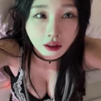 침대 위 메이드복 한갱 고각 셀카 가슴골