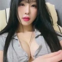 한갱 안잠기는 가슴 단추 옷핀으로 겨우 고정