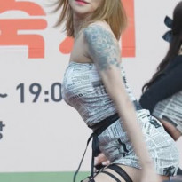 걸크러쉬 태리 신문지 오프솔더 원피스 타이트한 흰 속바지