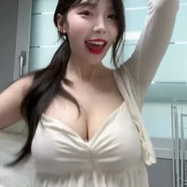 쏘블리 모델 이소영 화이트 란제리룩 가슴골