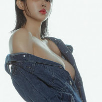 화보찍은 김갑주 꼭지에 걸친 노브라 청 바디슈트