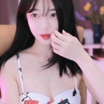 꽃무늬 끈나시 원피스 아윤 가슴골